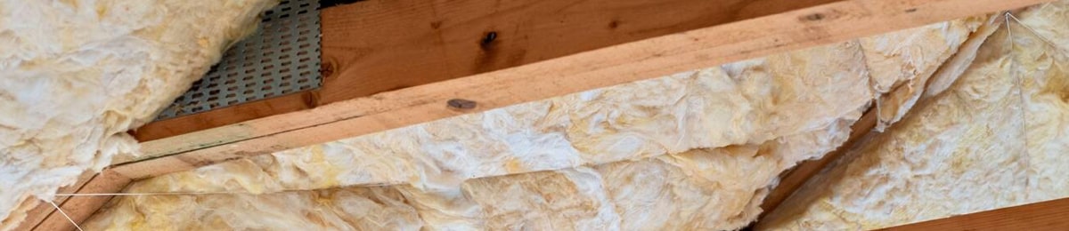 zalety stosowania welny z welonem na poddaszu